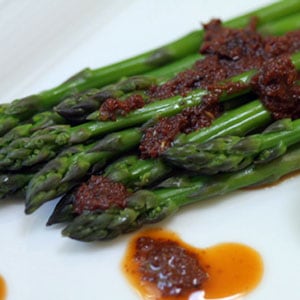 Asparagus with Tomato Pesto Dressing Asparagus with Tomato Pesto Dressing