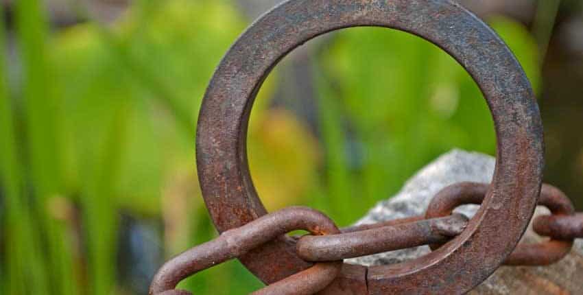 A close up of the chain and ring on a metal object.