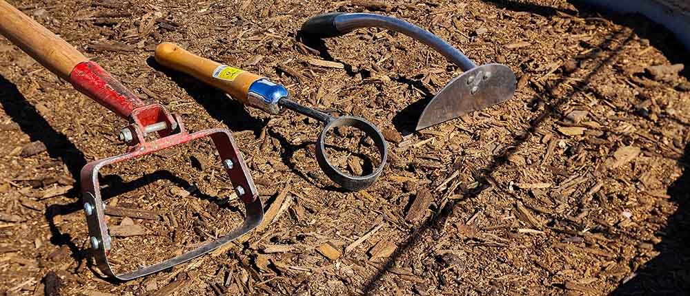 Hula-Hoe-and-Tools Stirrup hoe and other weeding tools