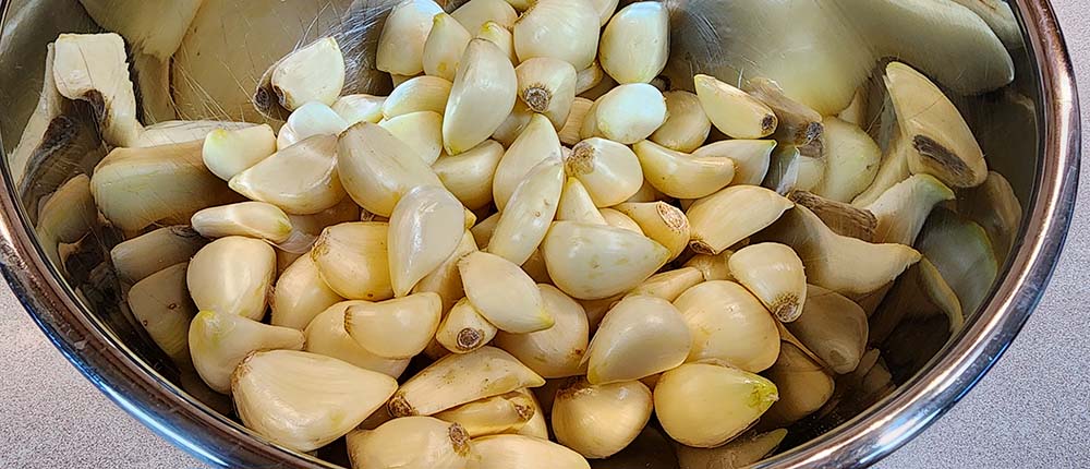 Peeled Garlic Peeled garlic after bowl shaking method.