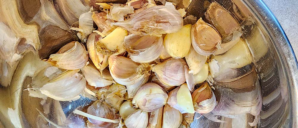 Peeling Garlic Bowl shaking method of peeling garlic.
