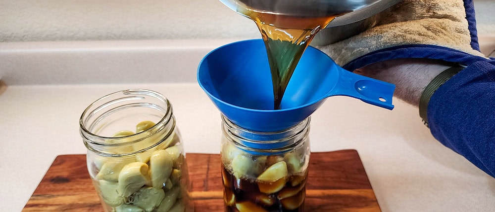 Soy Brine Adding hot soy brine for Korean pickled garlic.